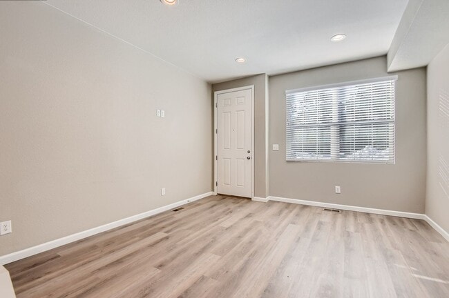 Building Photo - Stunning 2023 - Built Townhome near Edgewater