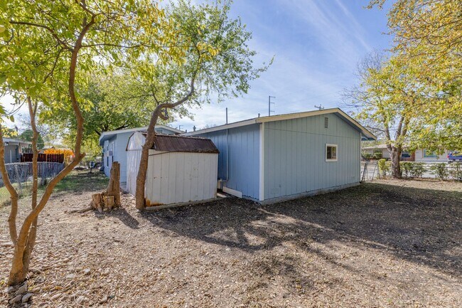 Building Photo - 875 Plainview Dr