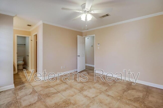 Building Photo - 2135 Baywood Dr