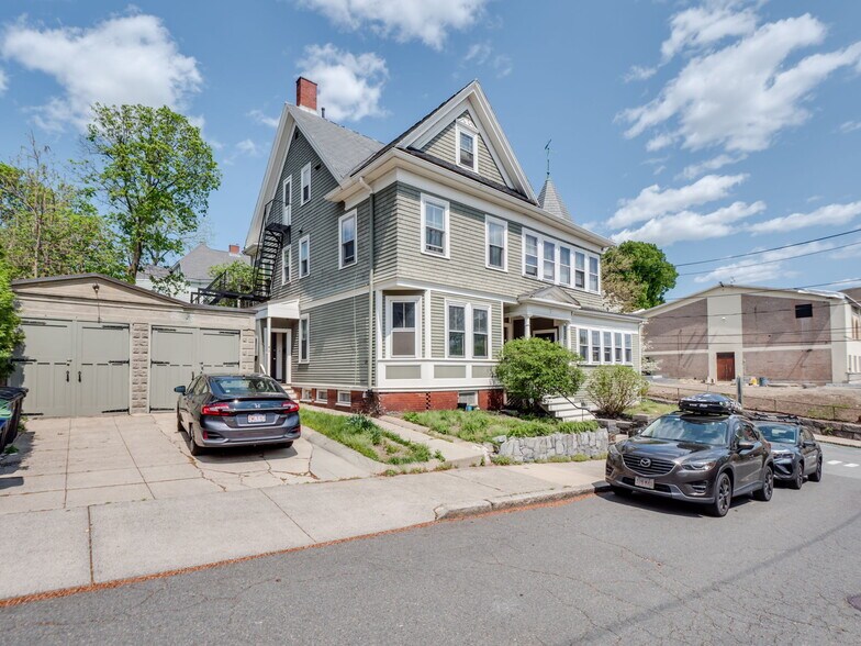 Building Photo - 3 Monmouth St