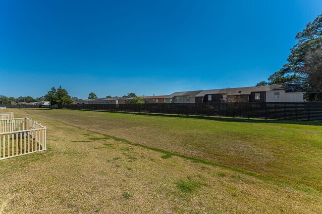 Building Photo - 1802 Stable Ln