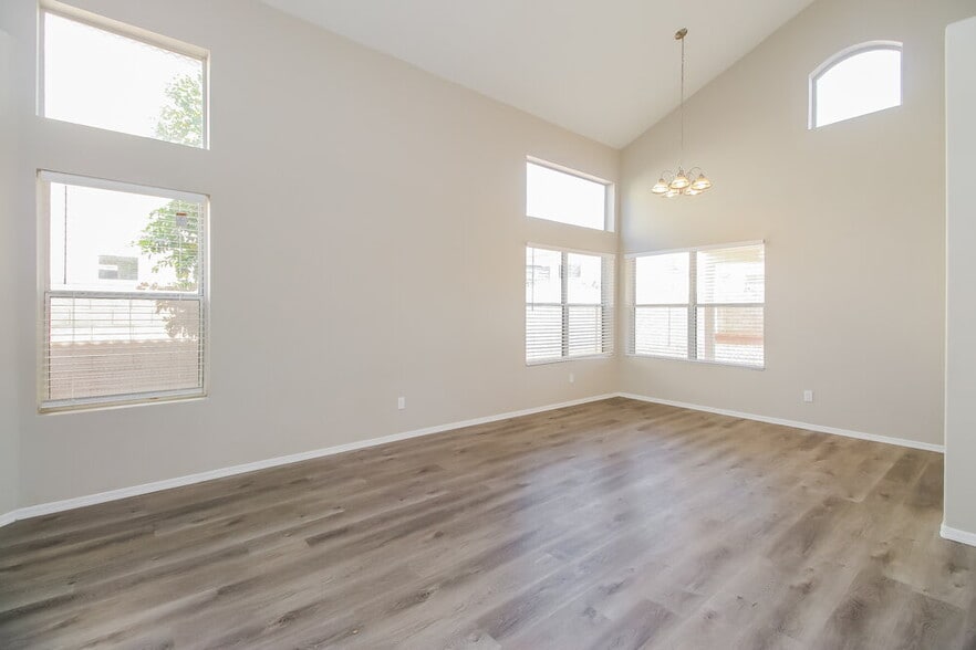 Building Photo - 633 S Balboa