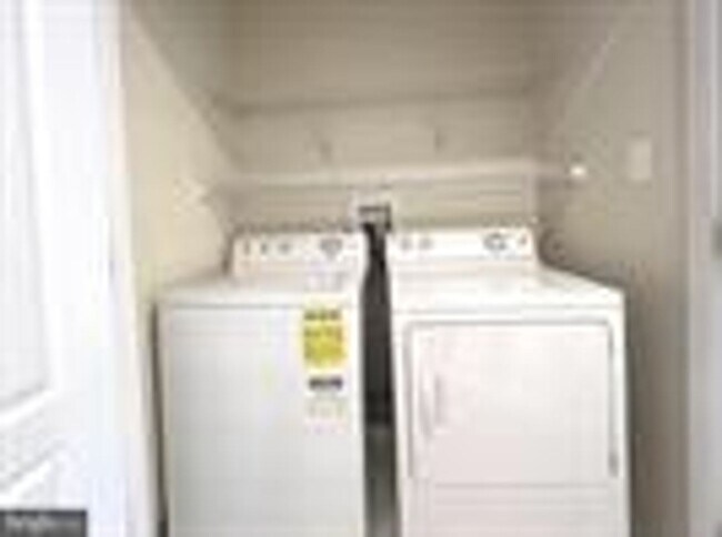 Building Photo - Beautiful 3bd 2/2bths town home in Summerfield Village!