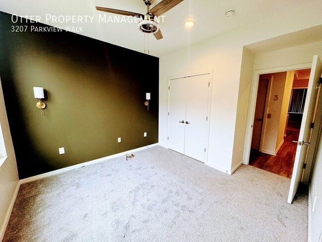 Building Photo - 3207 Parkview Walk