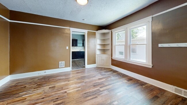 Building Photo - 4104 Clybourne