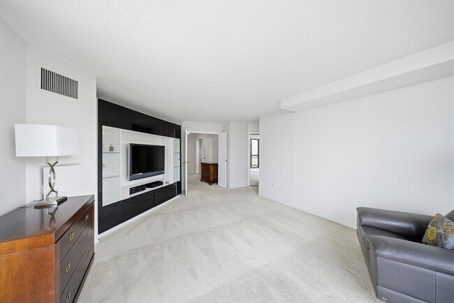 Building Photo - 2103 Harmon Cove Tower
