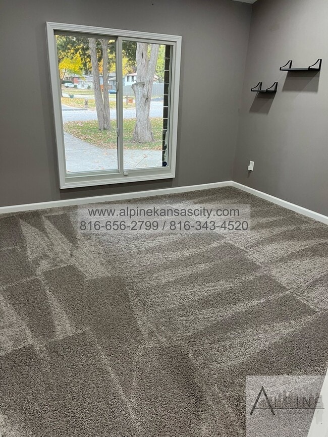 Building Photo - Available Mid January! 5 Bedrooms, PLUS Rec Room in Gladstone!