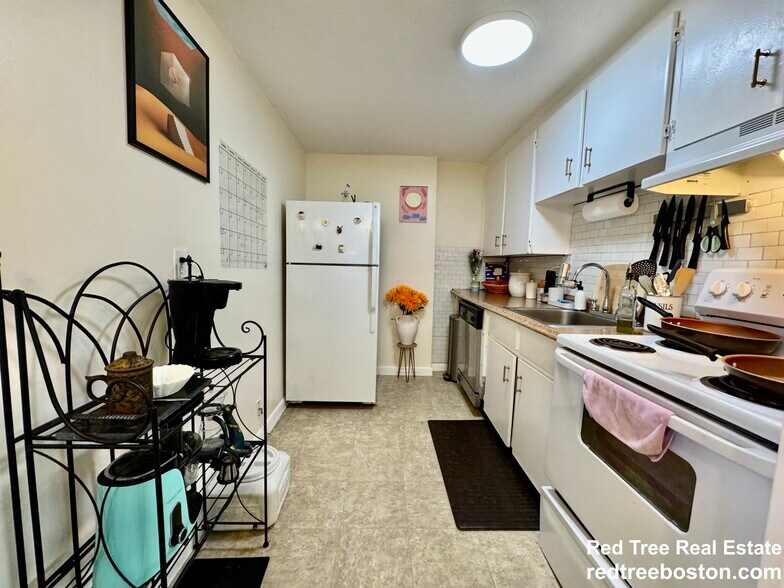 Building Photo - 172 River St