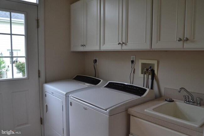 Building Photo - 806 Wren Ln