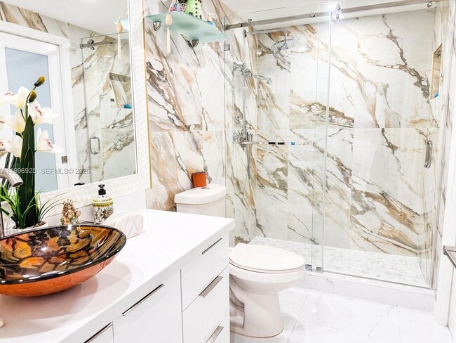 Building Photo - 2370 NE 135th St