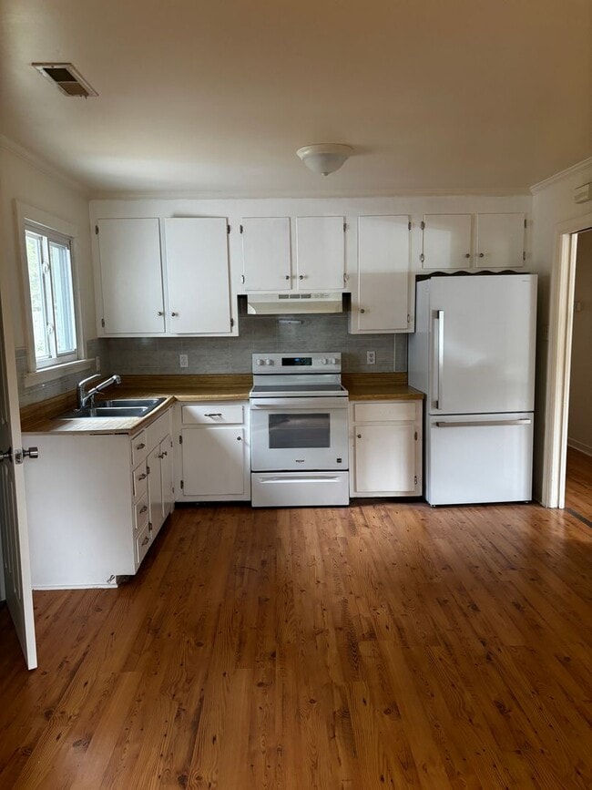 Building Photo - 1042 Barlen Dr