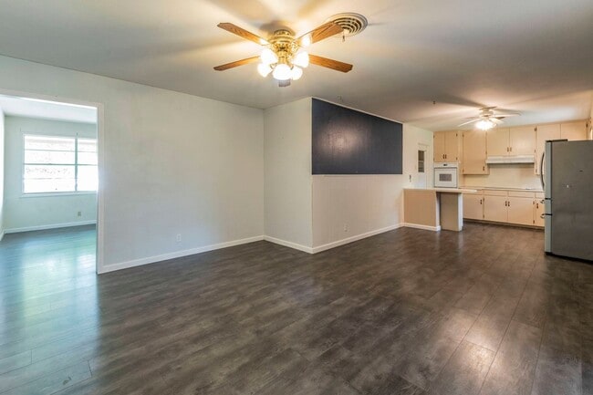 Building Photo - 4 Bed 3 Bath Brick Home with Fenced Yard