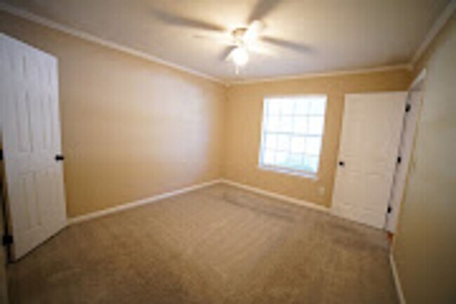 Building Photo - 2/2 with deck in Settlers Creek!