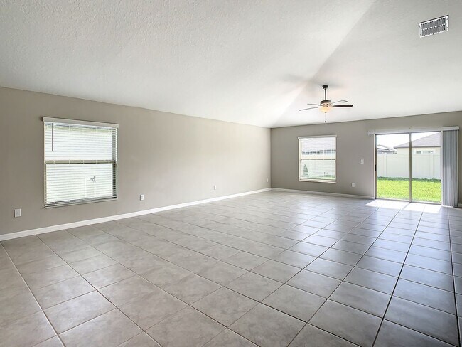 Building Photo - Beautiful 4 bedroom 2.5 bathroom Single Family House! Like new!