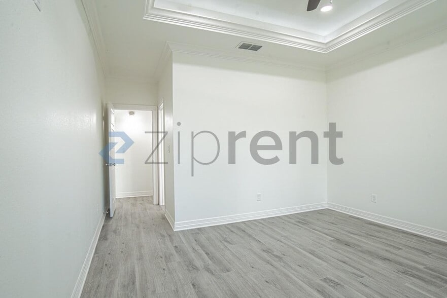 Building Photo - Unit