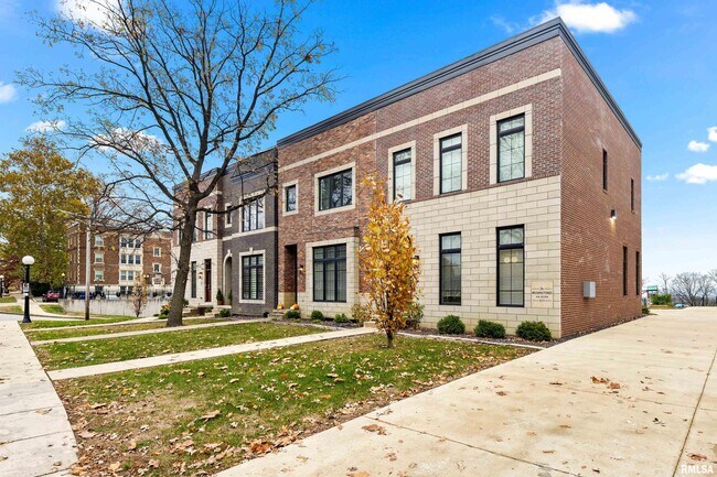 Building Photo - 824 W Moss Ave