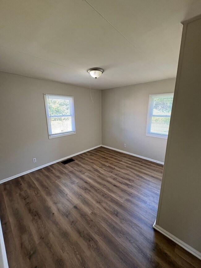 Building Photo - 925 W Willow Ln