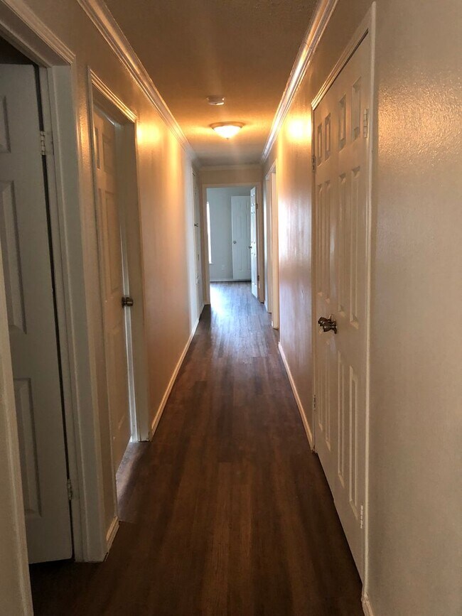 Building Photo - 115 Varsity Dr