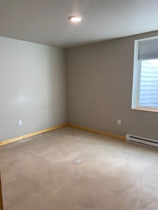 Building Photo - Newer Build - Immaculate 4-5 bed 3.5 Bath Townhouse