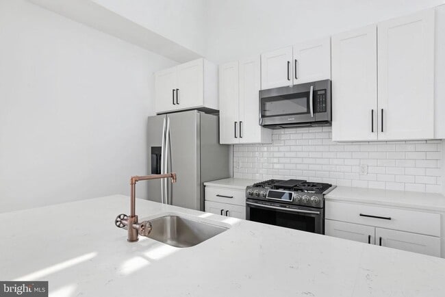 Building Photo - 1402 H St NE
