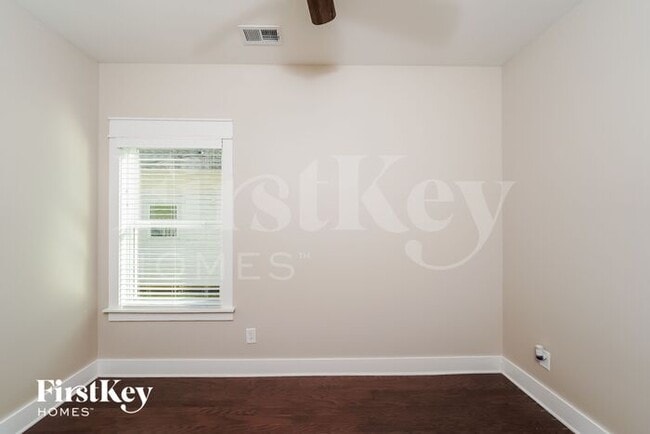 Building Photo - 1300 Shades Terrace