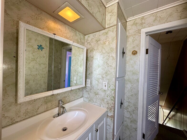 Building Photo - 110 W Chartes St