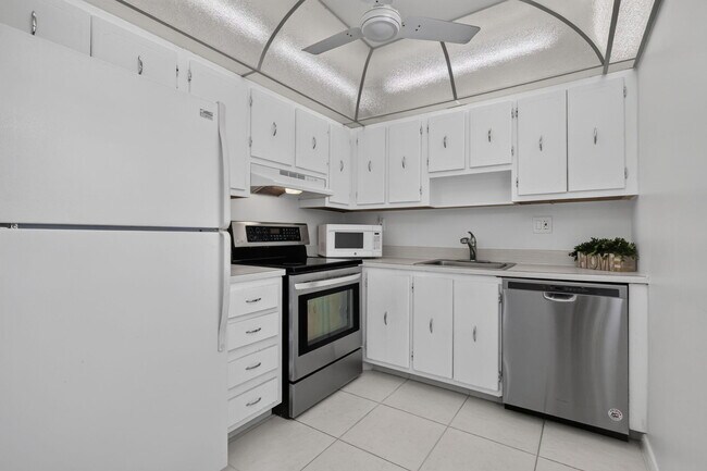Building Photo - 40 Burgundy A
