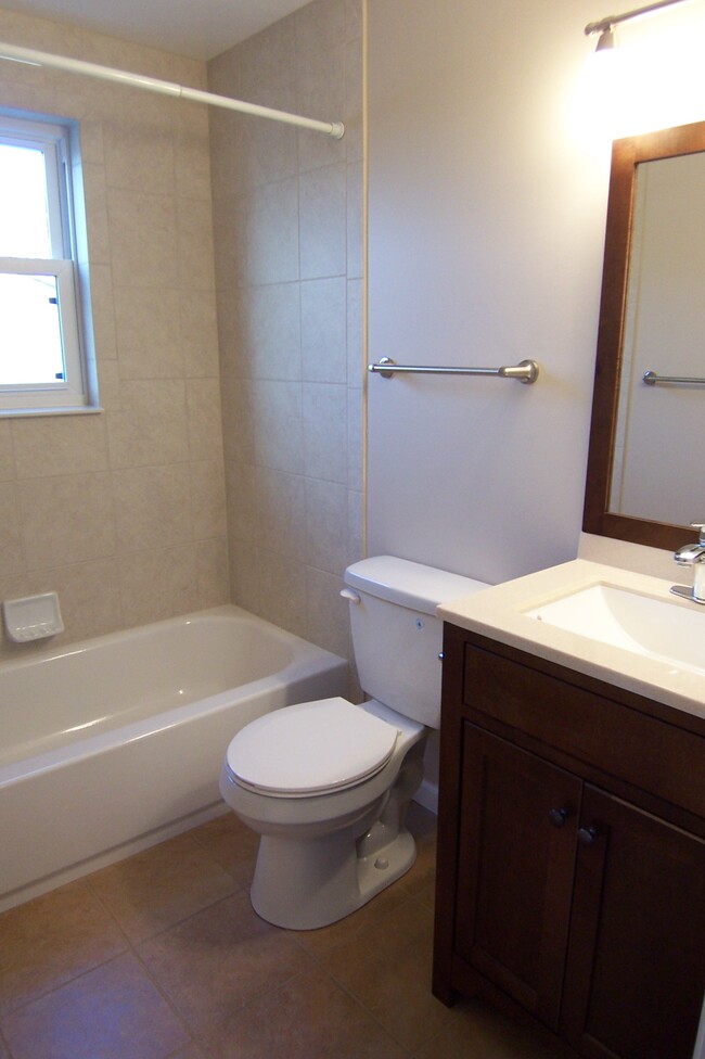 main bath upstairs - 4672 baylor ct