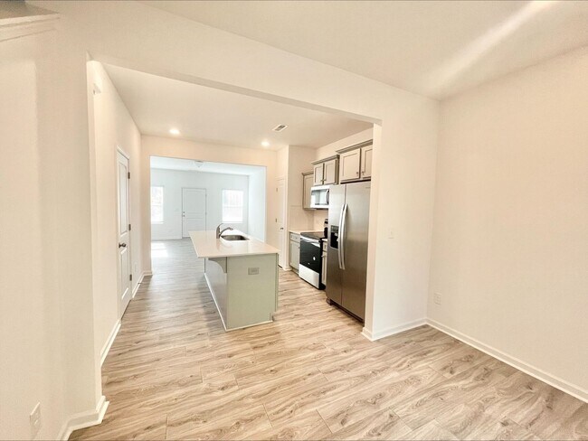 Building Photo - NOVEMBER SPECIAL - 2 Bedroom Townhome in L...