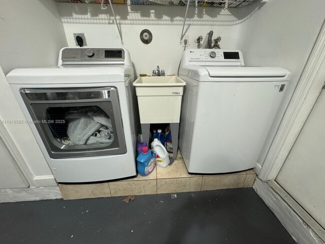 Building Photo - 8061 SW 119th Ct