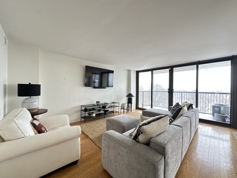 Building Photo - 6701 S Crandon Ave