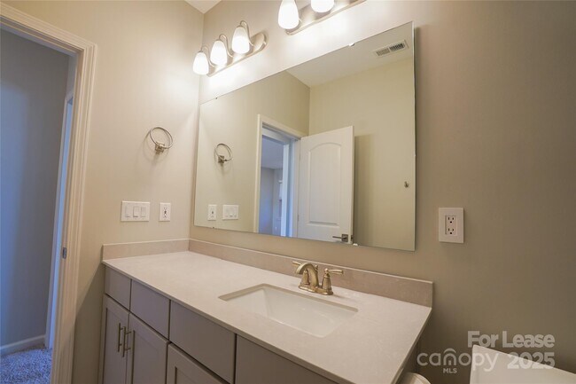 Building Photo - 16126 Flame Azalea Ct
