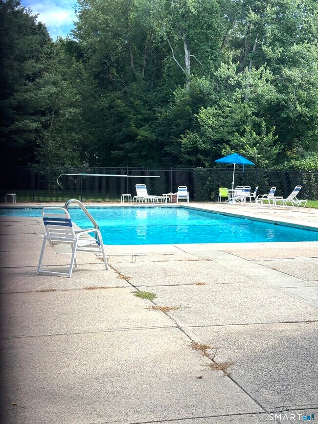 Building Photo - 19 Greenbriar Dr