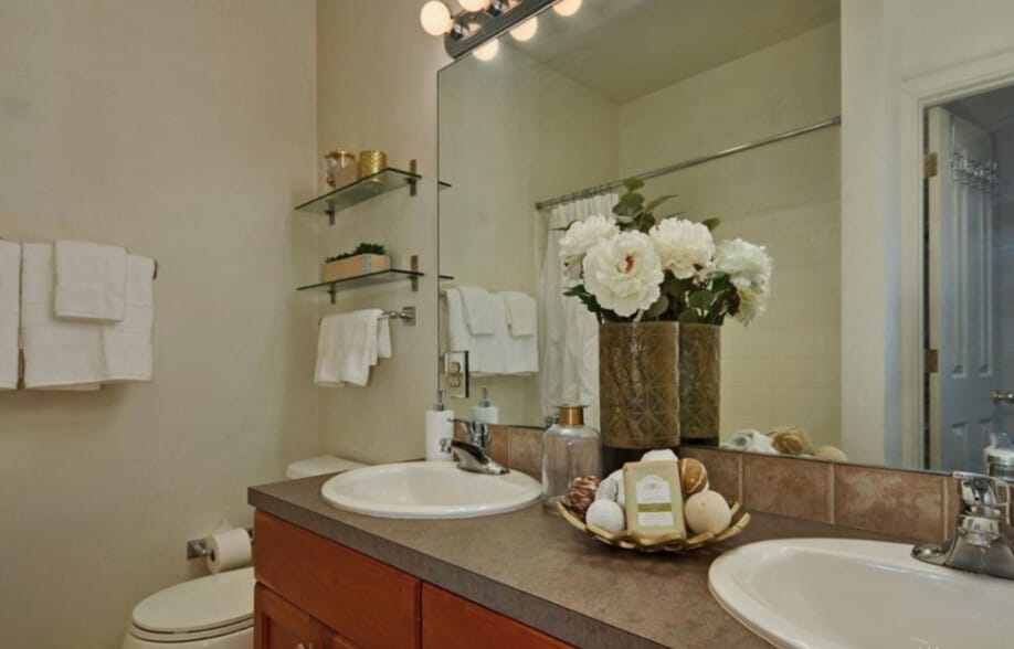 Full Bathroom - Top Floor - 1804 10th Ave W