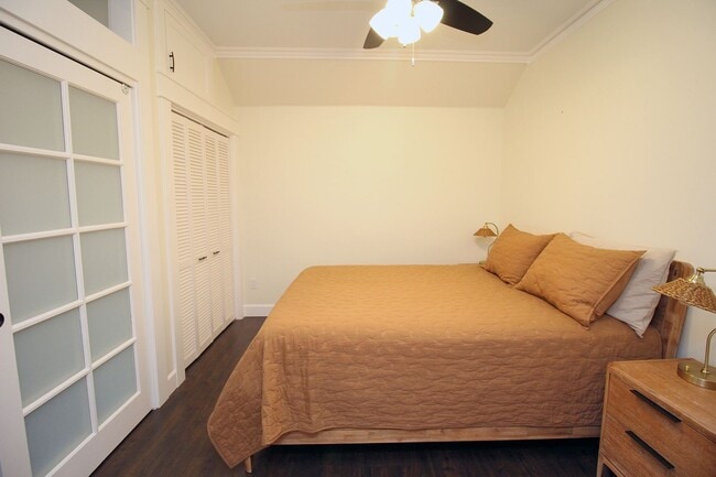 Building Photo - FULLY FURNISHED Spacious ADU Located in the heart of Portland's Historic Laurelhurst Neighborhood!