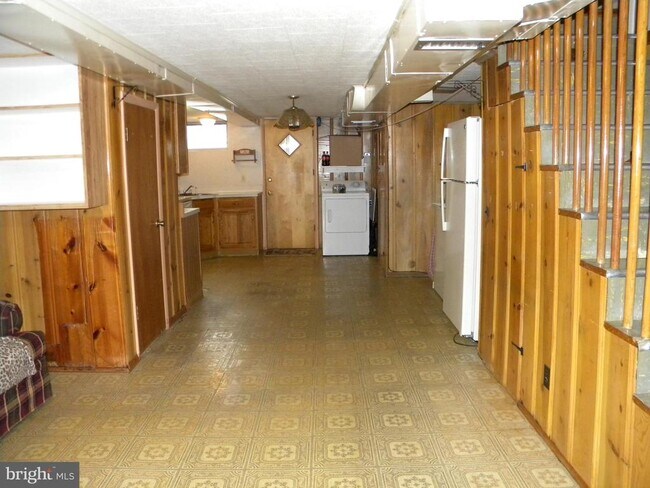 Building Photo - 325 Imla St