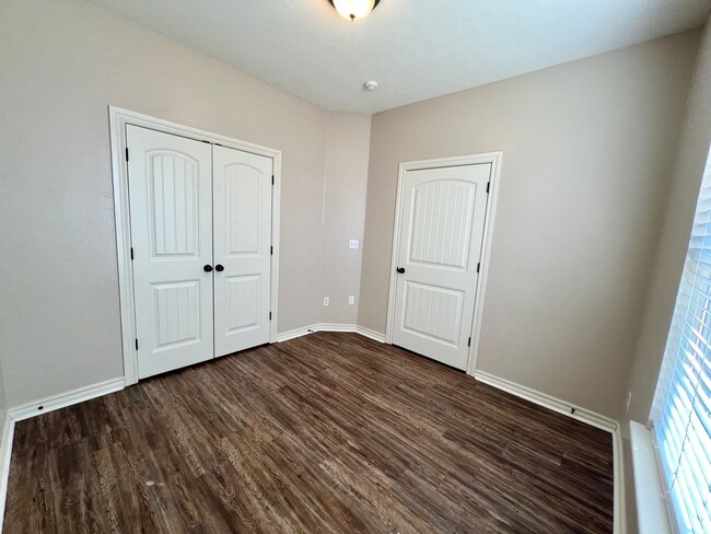 Building Photo - $1000 OFF 1st MONTH - Spacious Home in Yukon