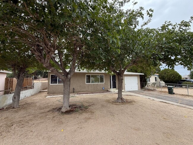 Building Photo - 4 Bedroom 2 Bathroom House with Fenced Yard & 1 Car Garage