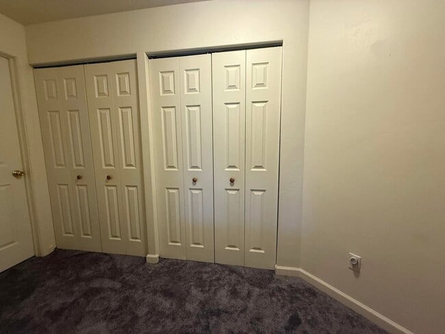 Building Photo - 3 Bedroom & 2 Bath Home with 2 Car Garage....