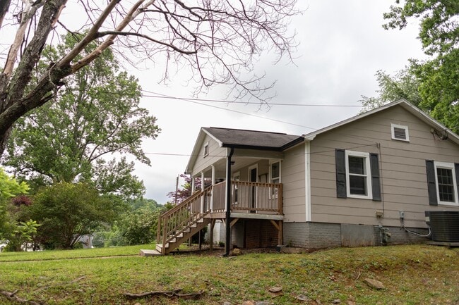 Building Photo - 1028 Fairview Dr SW