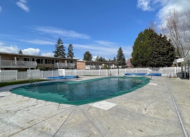 Building Photo - 3 Bed, 1.5 Bath, Remodeled Townhome is Ava...