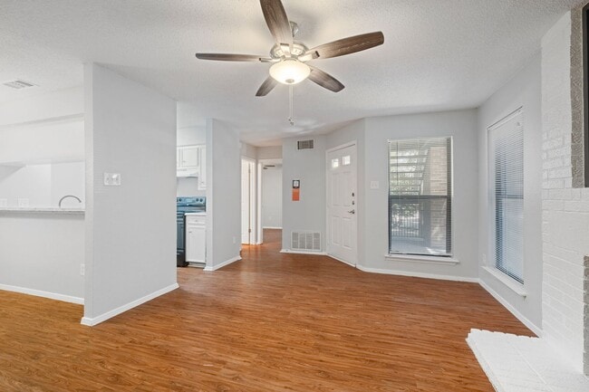 Building Photo - Cute 2 Bedroom, 2 Bath Condo in Northwest ...