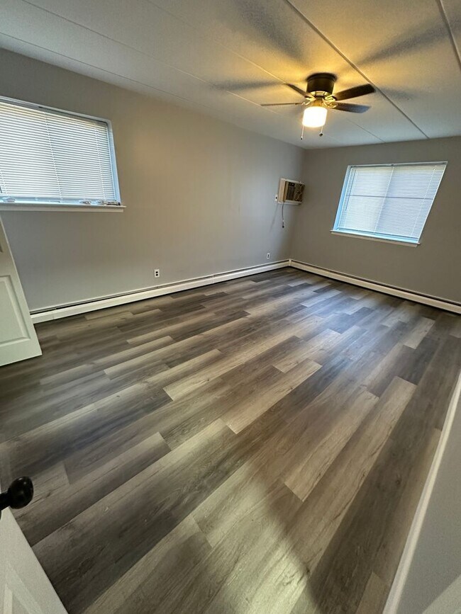 Building Photo - Remodeled Meadowood Condo Unit  3 beds 2 full baths (heat, water, sewer included great value)
