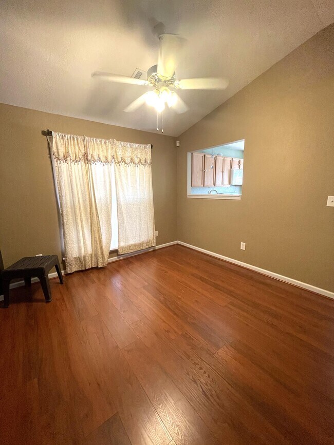 Building Photo - 729 Royal Oaks Dr
