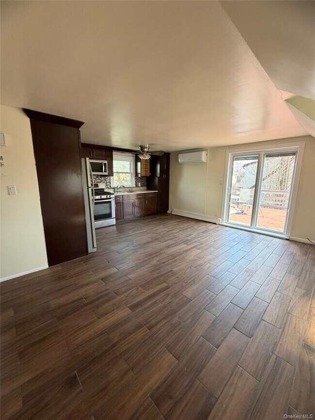 Building Photo - 133 Elm St