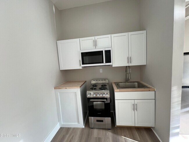 Building Photo - 5 Broadway