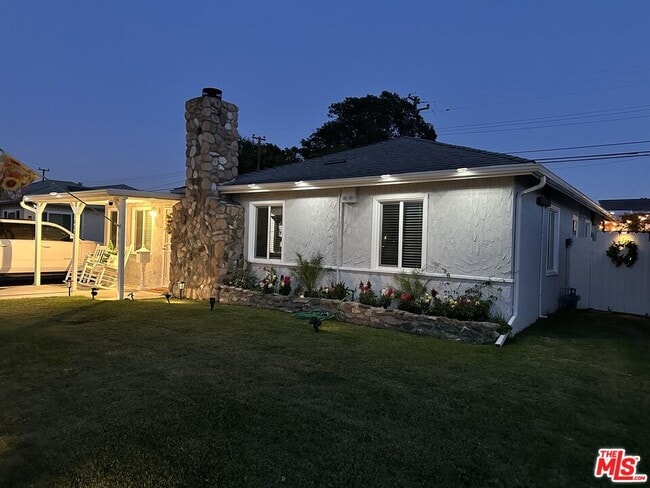 Building Photo - 1060 W 210th St