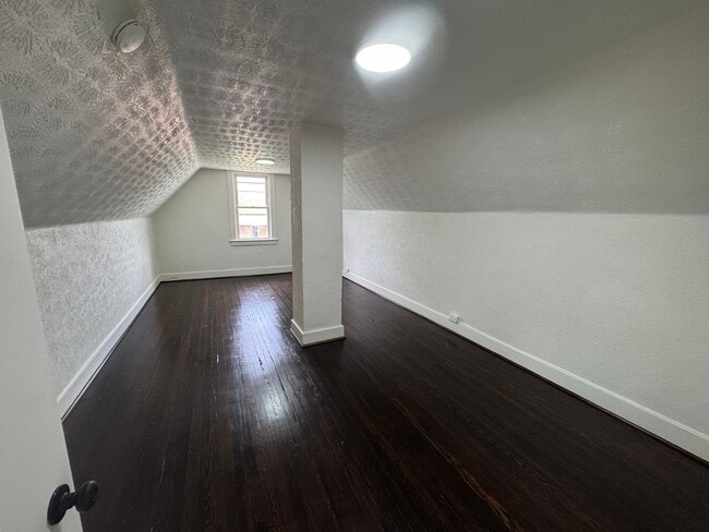 Building Photo - Newly updated 3 bedroom 1 bath with hardwo...