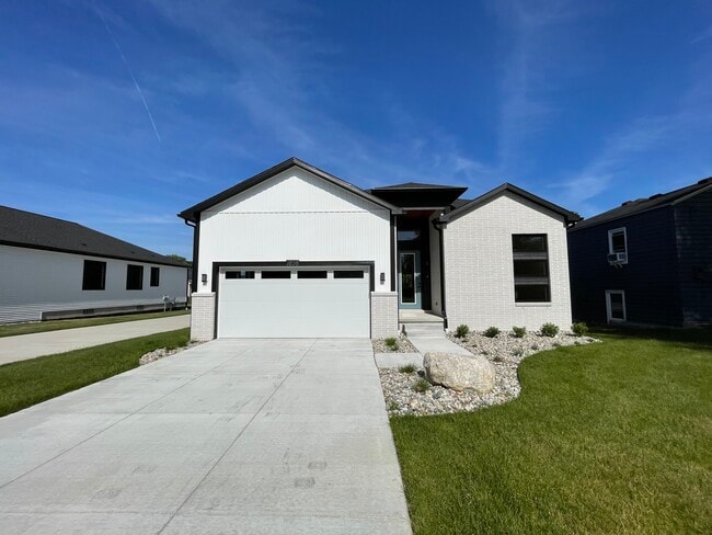 Building Photo - 1858 Upland Dr