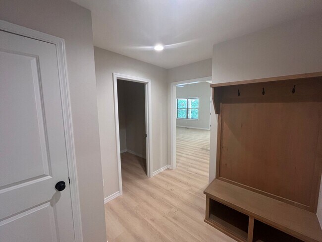 Building Photo - Beautiful, brand-new, 3-bedroom, 2-bath home in Nixa with a 3-car garage.